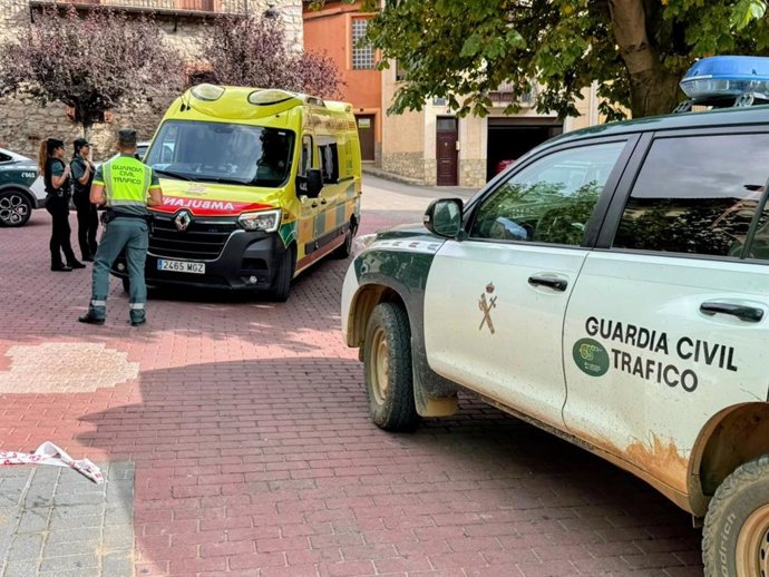 Guardia Civil y ambulancia tras el accidente de tráfico en Villel (Teruel)