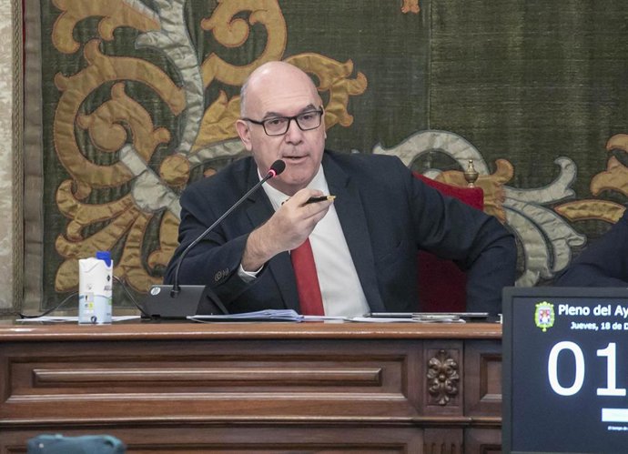 Archivo - El vicealcalde de Alicante, Manuel Villar, en una imagen de archivo durante un pleno del Ayuntamiento