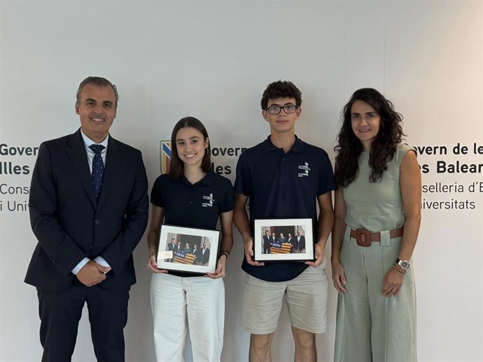 El conseller de Educación y Universidades, Antoni Vera, y la directora general de Formación Profesional y Ordenación Educativa, María Isabel Salas, reciben a Àngela Font y a Sergi Ochogavía.