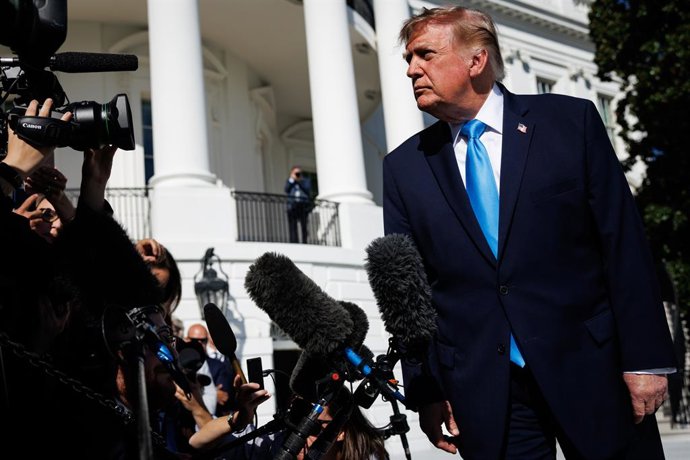 5 de outubro de 2026, Washington, Distrito de Columbia, EUA: O presidente dos Estados Unidos, Donald J. Trump, fala com repórteres no Jardim Sul da Casa Branca, em Washington, DC, EUA, antes de partir a bordo do Marine One em 5 de outubro de 2026. Trump e