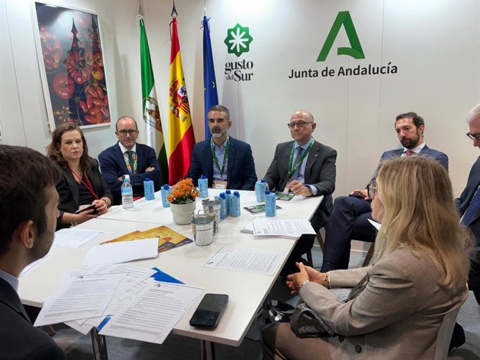 El consejero de Agricultura, Pesca, Agua y Desarrollo Rural y presidente de la Asamblea de las Regiones Europeas de Frutas, Hortalizas y Horticultura (Areflh), Ramón Fernández-Pacheco, en un encuentro con miembros de la Areflh en Madrid.