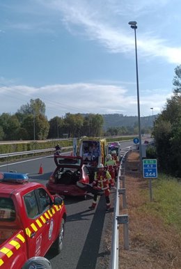 Dos heridos leves en la colisión entre dos turismo en la A-8 en Cabezón de la Sal