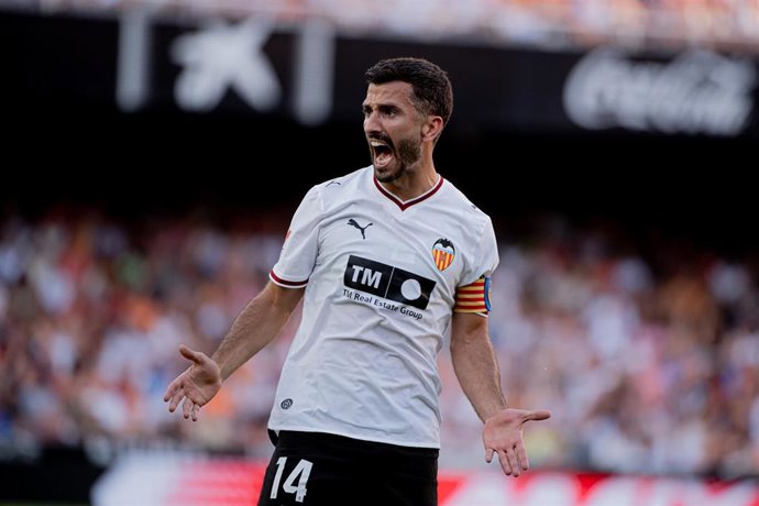 Archivo - El lateral izquierdo del Valencia CF José Gayà disputando un partido de LaLiga EA Sports.