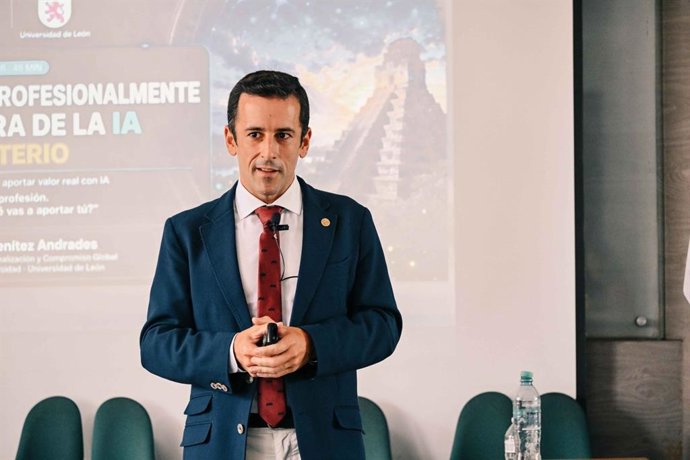 El vicerrector de Internacionalización y Compromiso Global de la ULE, José Alberto Benítez-Andrades, durante su visita a la Universidad de San Carlos de Guatemala.