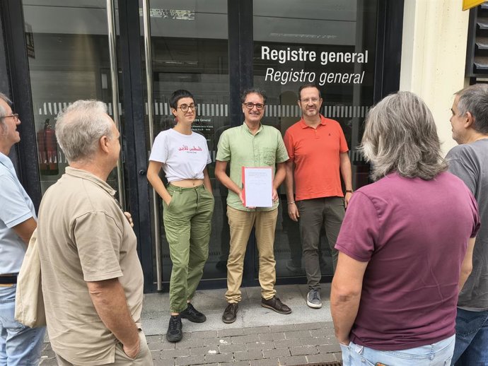 Professorat de la UPV lliura més de 300 signatures per a exigir una oferta de valencià "àmplia, estable i ajustada"
