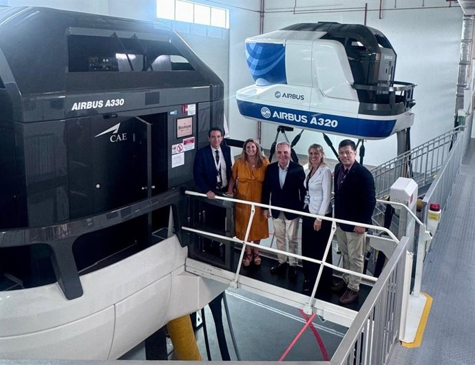 Juan Bueno Y Angie Moreno Junto Al Equipo Directivo De Airbus En Singapur.
