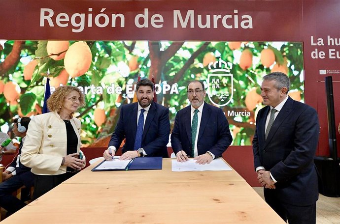 El presidente del Gobierno regional, Fernando López Miras, suscribe el acuerdo junto al presidente ejecutivo de CAF-Banco de Desarrollo de América Latina y el Caribe, Sergio Díaz-Granados