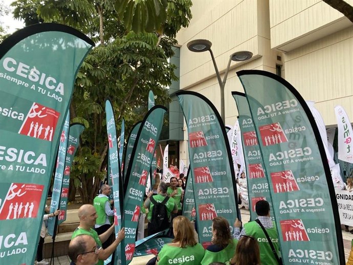 Archivo - Concentración de delegados sindicales, entre ellos de Cesica, ante la sede de Unicaja Banco en Málaga, a 14 de noviembre de 2023.