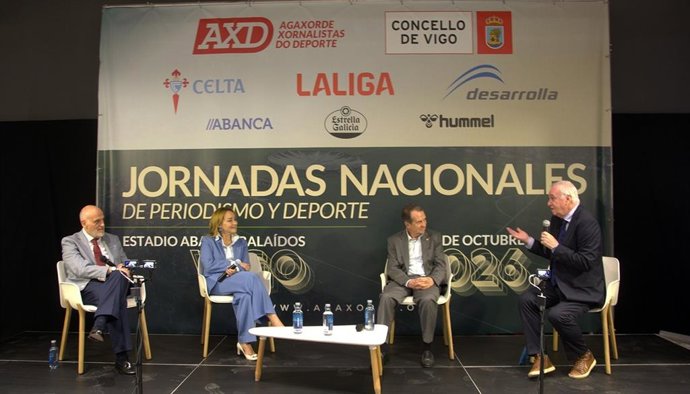 Los presidentes de LaLiga, Javier Tebas, y de la Asociación Española de la Prensa Deportiva (AEPD), Tito Irazusta, junto al alcalde de Vigo en las Jornadas Nacionales de Periodismo Deportivo organizadas por AGAXORDE en Vigo.