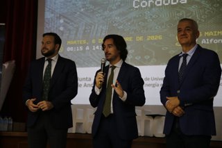 El director general de Andalucía Emprende, Javier González (centro), interviene en el IES Maimónides de Córdoba.