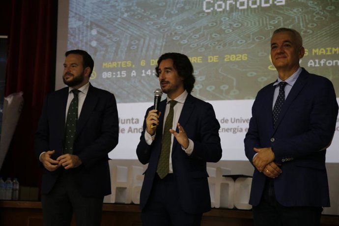 El director general de Andalucía Emprende, Javier González (centro), interviene en el IES Maimónides de Córdoba.