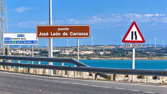 Cartel del puente José León de Carranza antes del cambio efectivo de nombre por 'Rafael Alberti'.