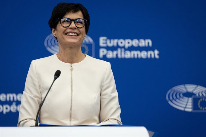 A comissária para o Alargamento, Marta Kos, durante uma coletiva de imprensa na sede do Parlamento Europeu em Estrasburgo (França)