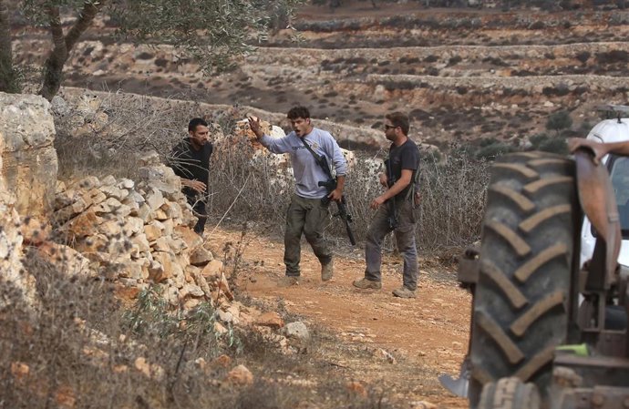 6 de outubro de 2026, Aqraba, Palestina, Estado de: AQRABA, CISJORDÂNIA OCUPADA, 6 DE OUTUBRO DE 2026: Agricultores palestinos são atacados por colonos israelenses enquanto colhem azeitonas na aldeia de Aqraba, ao sul de Nablus. Vários palestinos ficaram 