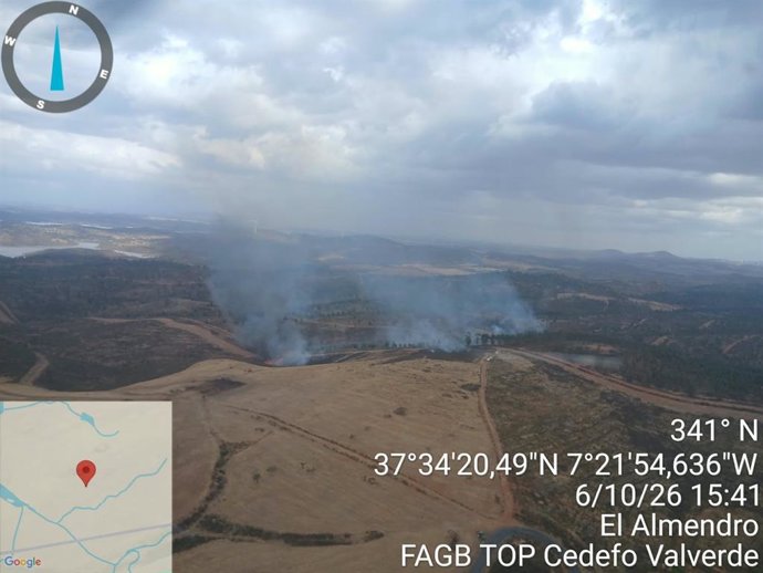 Imagen del incendio declarado este martes en El Almendro (Huelva).