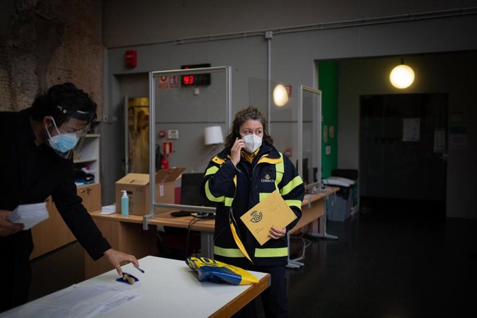 Archivo - Una trabajadora de Correos deja los votos 