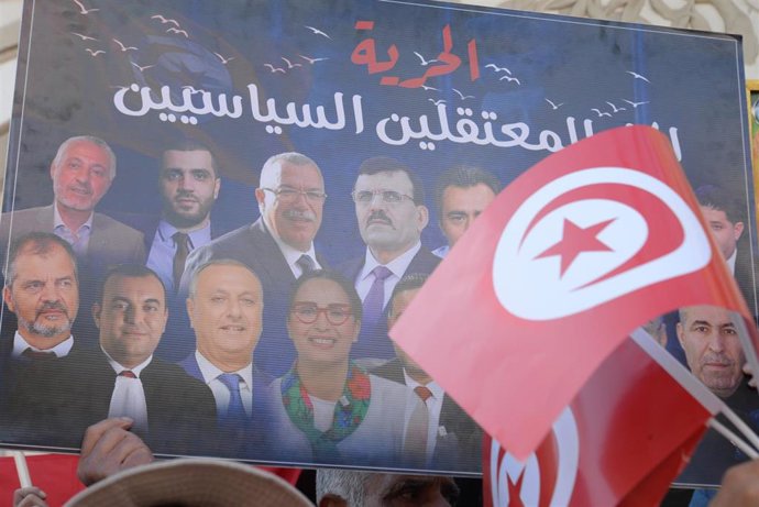 Archivo - Manifestantes tunecinos protestan contra el presidente Kais Saied convocados por la oposición