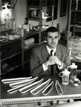 André Ricard con algunos productos de la empresa Porcelanas Bidasoa. 1960