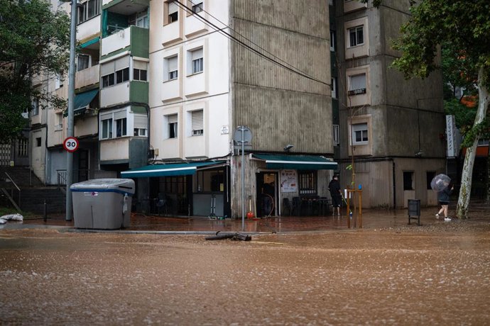Un carrer inundat al districte de Nou Barris