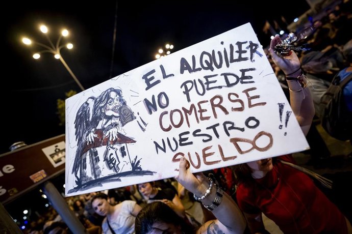 Imagen de una pancarta durante una manifestación por el derecho a la vivienda