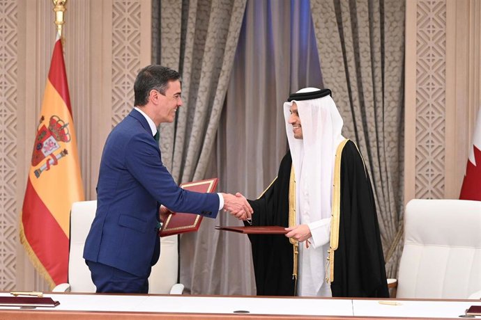 Archivo - El presidente del Gobierno, Pedro Sánchez (i), y el primer ministro y ministro de Asuntos Exteriores del Estado de Catar, Mohamed bin Abdulrahman al Zani (d)