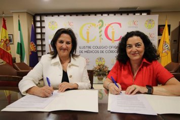 María del Carmen Arias y María José Torres, durante la firma del convenio.