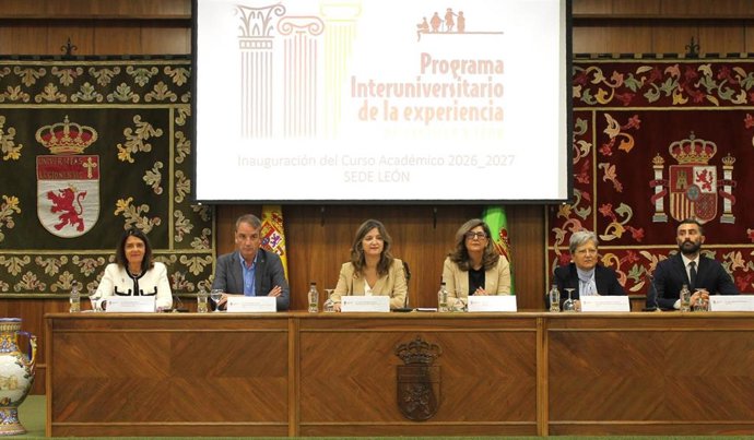 La rectora de la ULE, Nuria González (centro izquierda), en el acto de inicio del curso académico del Programa Interuniversitario de la Experiencia.