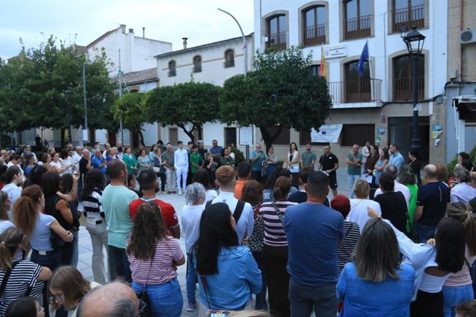 Concnetración en Villatorres contra el recorte de un autobús escolar.
