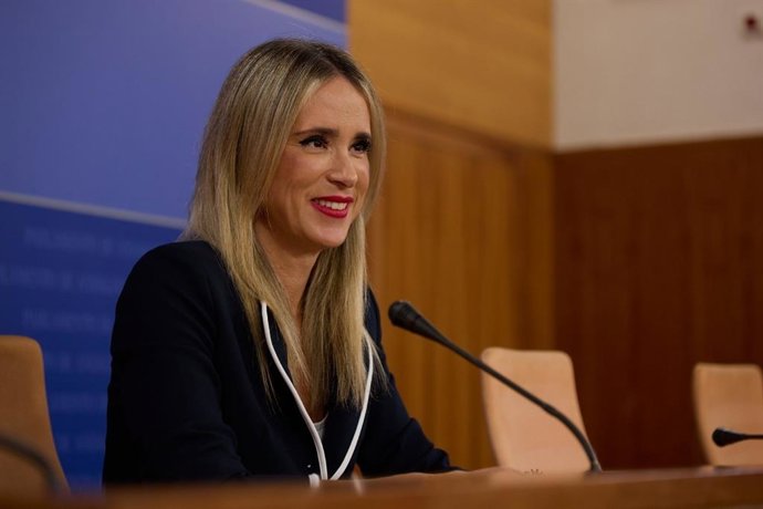 La secretaria de Educación del PSOE-A, Patricia Alba, en una rueda de prensa en el Parlamento.