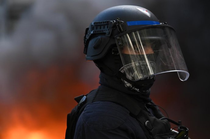 6 de outubro de 2026, Paris, Île-de-France (Região, França): Ocorreram confrontos violentos com a polícia durante a manifestação estudantil. Os sindicatos estudantis haviam convocado uma mobilização de alunos do ensino médio para exigir mais recursos para