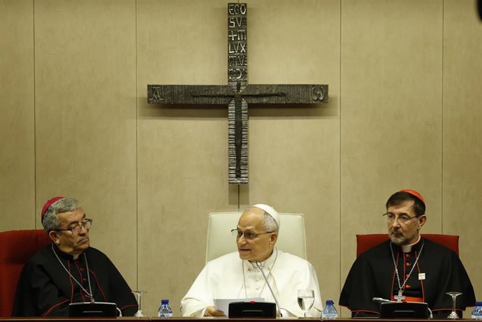 Archivo - El Papa León XIV  con el presidente y vicepresidente de la Conferencia Episcopal Española (CEE), Luis Argüello y José Cobo, respectivamente, durante su visita a España.