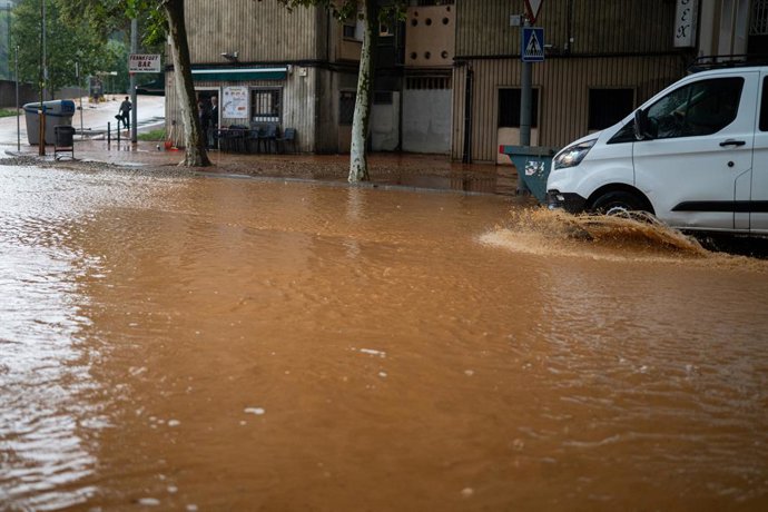 Un carrer inundat al barri de Nou Barris