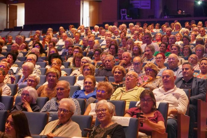 Asistentes al IV Encuentro Provincial de los Centros de Participación Activa celebrado en El Ejido (Almería) con motivo del Día Internacional de las Personas Mayores.