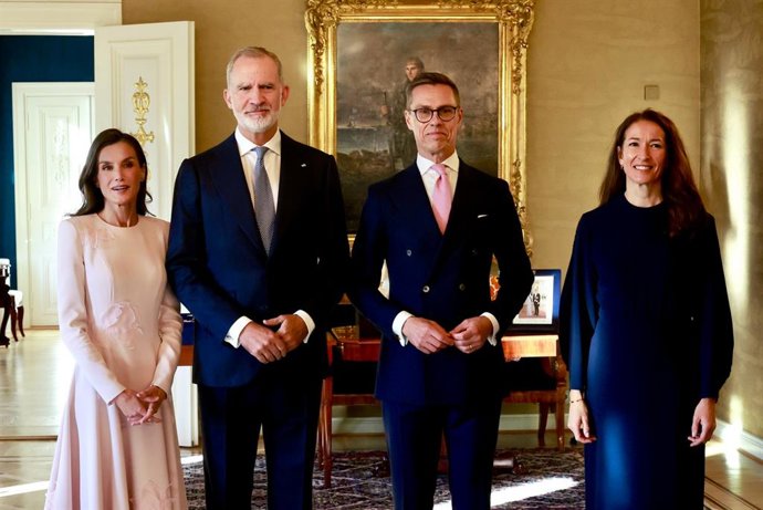 Els Reyes Felip VI (2e) i Letizia (e) junt amb el president de la República de Finlàndia, Alexander Stubb (2d), i la seua esposa Suzanne Innes-Stubb (d) durant el seu viatge d'Estat a la República de Finlàndia
