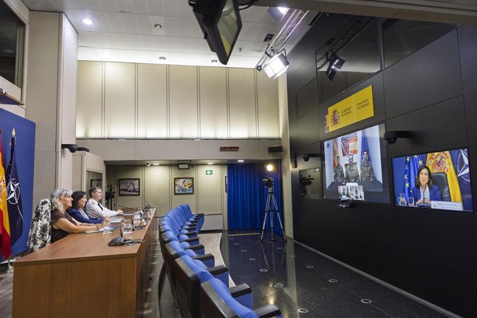 La ministra de Defensa, Margarita Robles, se reúne por videoconferencia con las tropas españoles desplegadas en Letonia en misiones de la OTAN, a 6 de octubre de 2026.