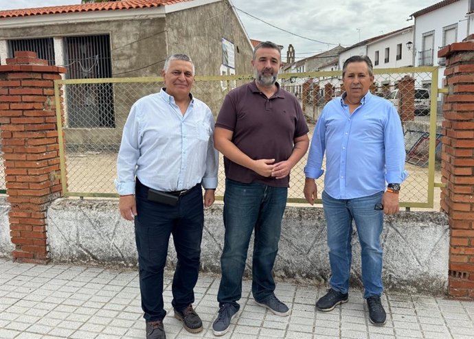 El diputado de Vox en la Diputación de Córdoba, Rafael Saco (centro), en su visita a Belalcázar.