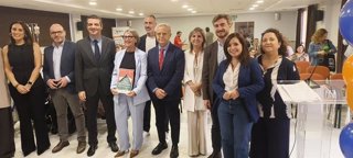 Moreno (3º dcha.) y Campos (4ª dcha.), junto al presidente de la Diputación, Salvador Fuentes (5º dcha.), y el alcalde de Córdoba, José María Bellido (3º izda.), y otras autoridades y responsables de Acpacys.