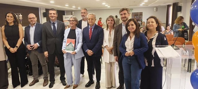 Moreno (3º dcha.) y Campos (4ª dcha.), junto al presidente de la Diputación, Salvador Fuentes (5º dcha.), y el alcalde de Córdoba, José María Bellido (3º izda.), y otras autoridades y responsables de Acpacys.