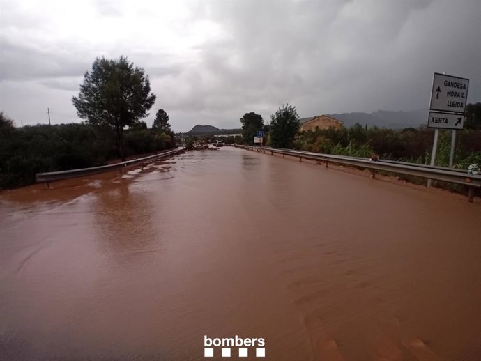 Una carretera inundada por las lluvias