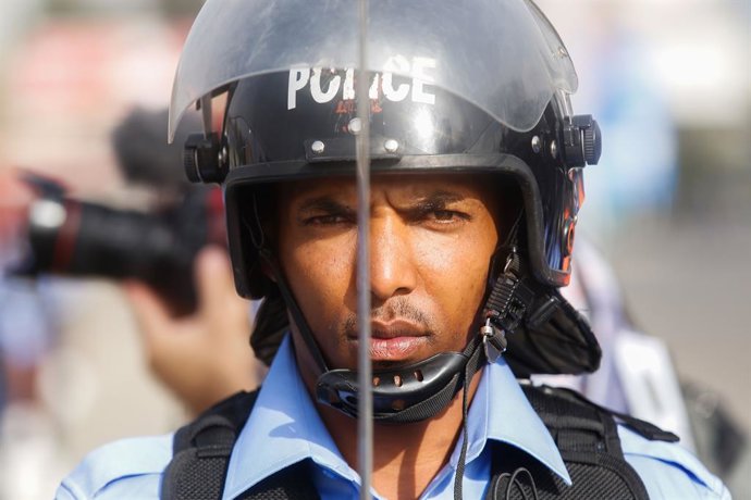 Archivo - (210620) -- ADDIS ABABA, June 20, 2021 (Xinhua) -- An Addis Ababa city police officer is seen during a parade to present the new logo and uniforms of Ethiopian police force at Meskel Square in Addis Ababa, Ethiopia, June 19, 2021.
