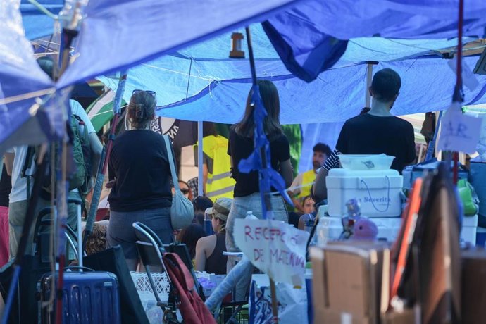 Personas acampadas en la Plaza del Ayuntamiento, a 5 de octubre de 2026, en Valencia