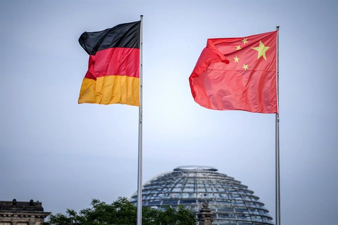 Archivo - Banderas de Alemania y China con el Bundestag alemán de fondo en Berlín (Alemania)