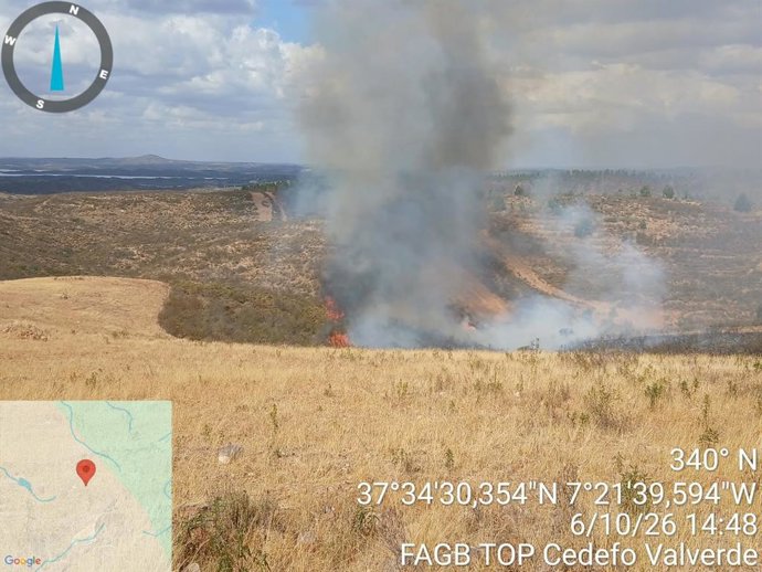 Imagen del incendio declarado este martes en Calañas.