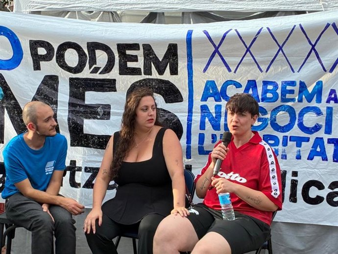 Esteban Arellano, portavoz del Sindicat d'Habitatge, junto a Guilia y Natàlia