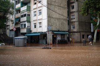 Un carrer inundat en el districte de Nou Barris aquest dilluns