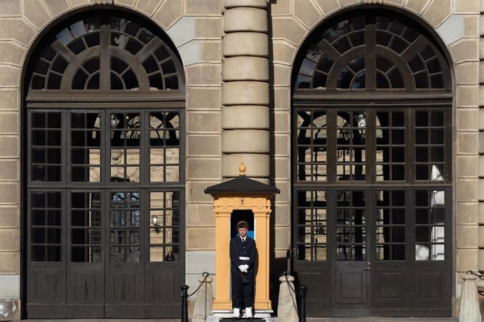 Archivo - Un guardia real frente al Palacio Real de Estocolmo 