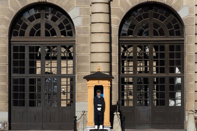 Archivo - April 9, 2026, Stockholm, Stockholm, Sweden: A royal guard stands at the entrance of the Royal Palace in Stockholm, Sweden.