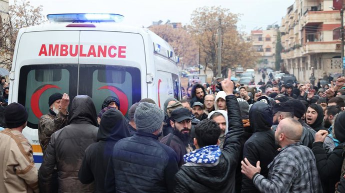 Archivo - Arquivo - HOMS, 27 de dezembro de 2025  -- Pessoas em luto se reúnem em frente à Mesquita do Imã Ali bin Abi Talib durante um cortejo fúnebre pelas vítimas de uma explosão em Homs, na região central da Síria, em 27 de dezembro de 2025. Uma explo