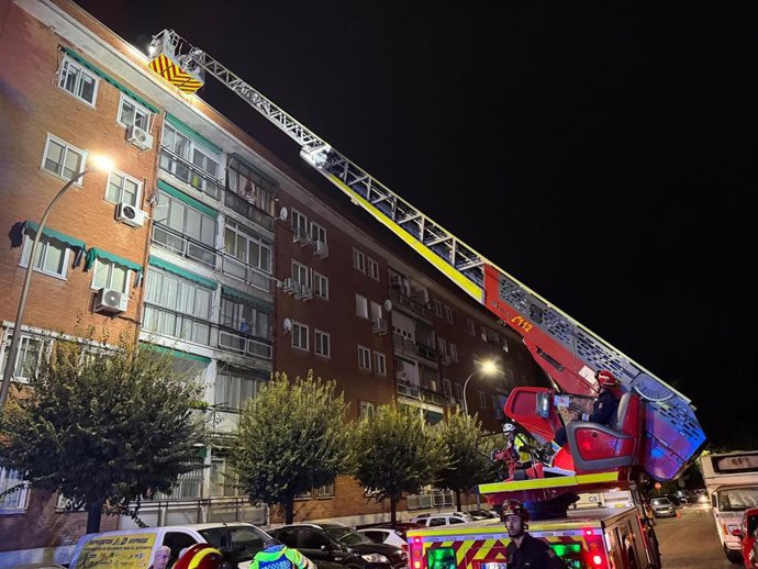 Los bomberos intervienen ante una emergencias por las lluvias y tormentas de este martes 6 de octubre en la Comunidad de Madrid.