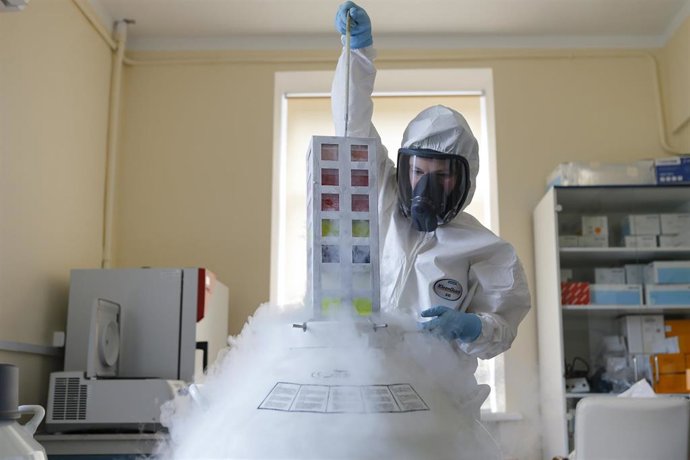 Archivo - Un investigador trabajando en un laboratorio del Instituto de Investigación Científica de Epidemiología y Microbiología Gamaleya en Moscú, Rusia